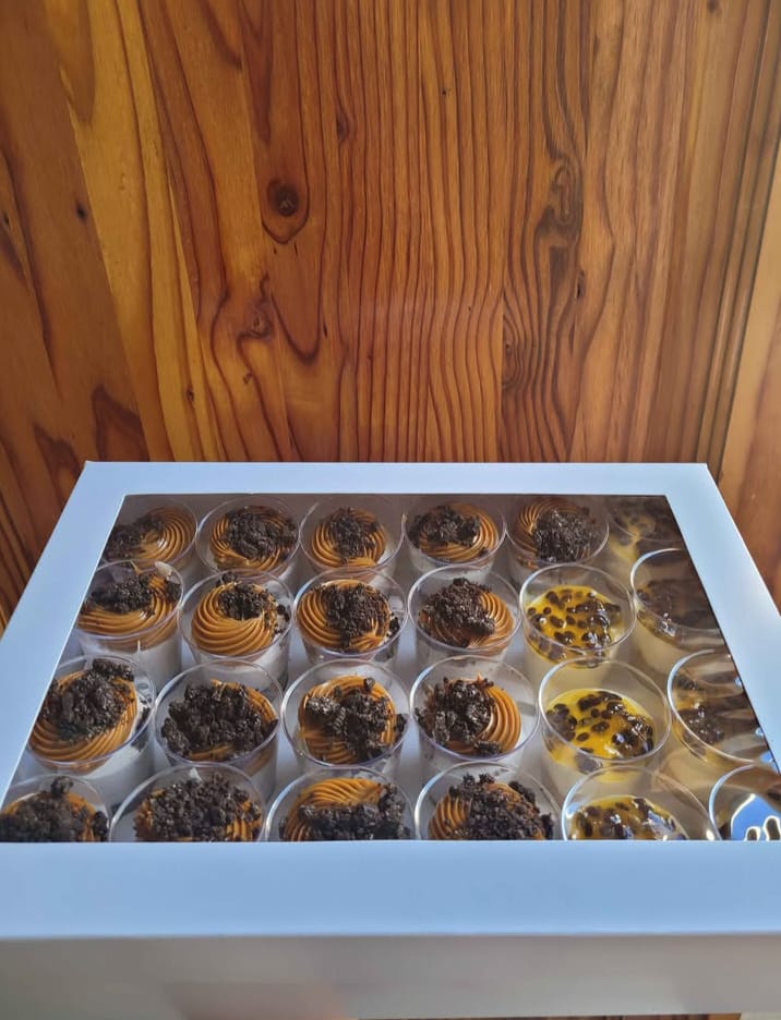 Caja grande de vasitos de manjar y maracuyá