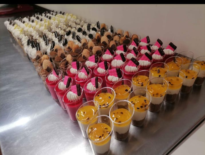 Variedad de mini postres preparados